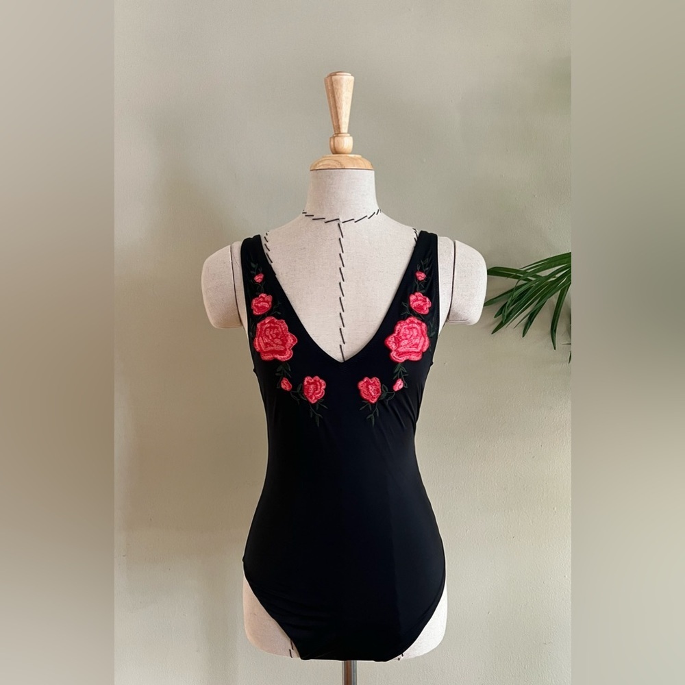 Calzedonia One-Piece Swimsuit with Rose Embroidery – S/XS
Never worn – no tags.